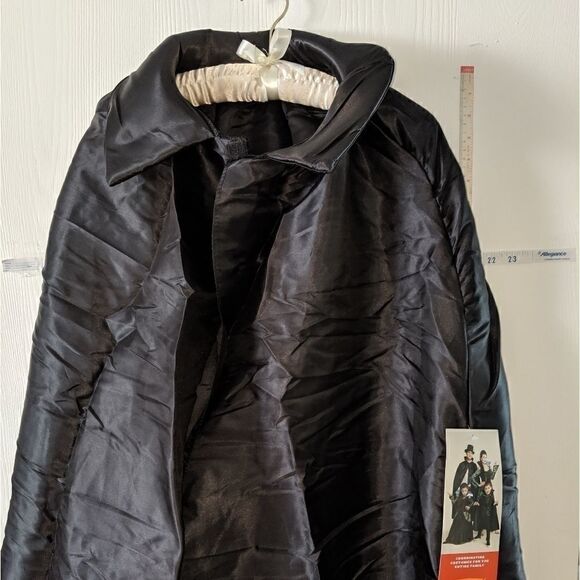 *NEW* VAMPIRE CAPE W\COLLAR & VELCRO CLOSURE - Picture 2 of 7